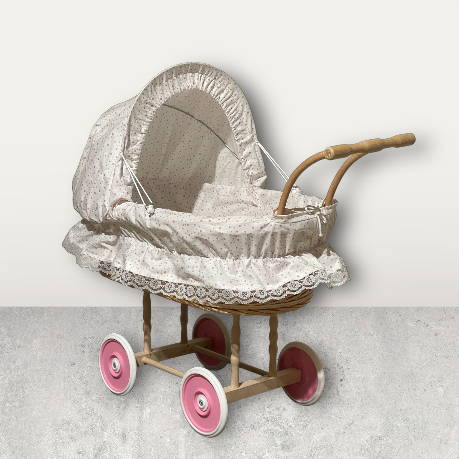 Bukora® Korbpuppenwagen Modell „Hannah“ heller Stoff mit Rosa Punkten
