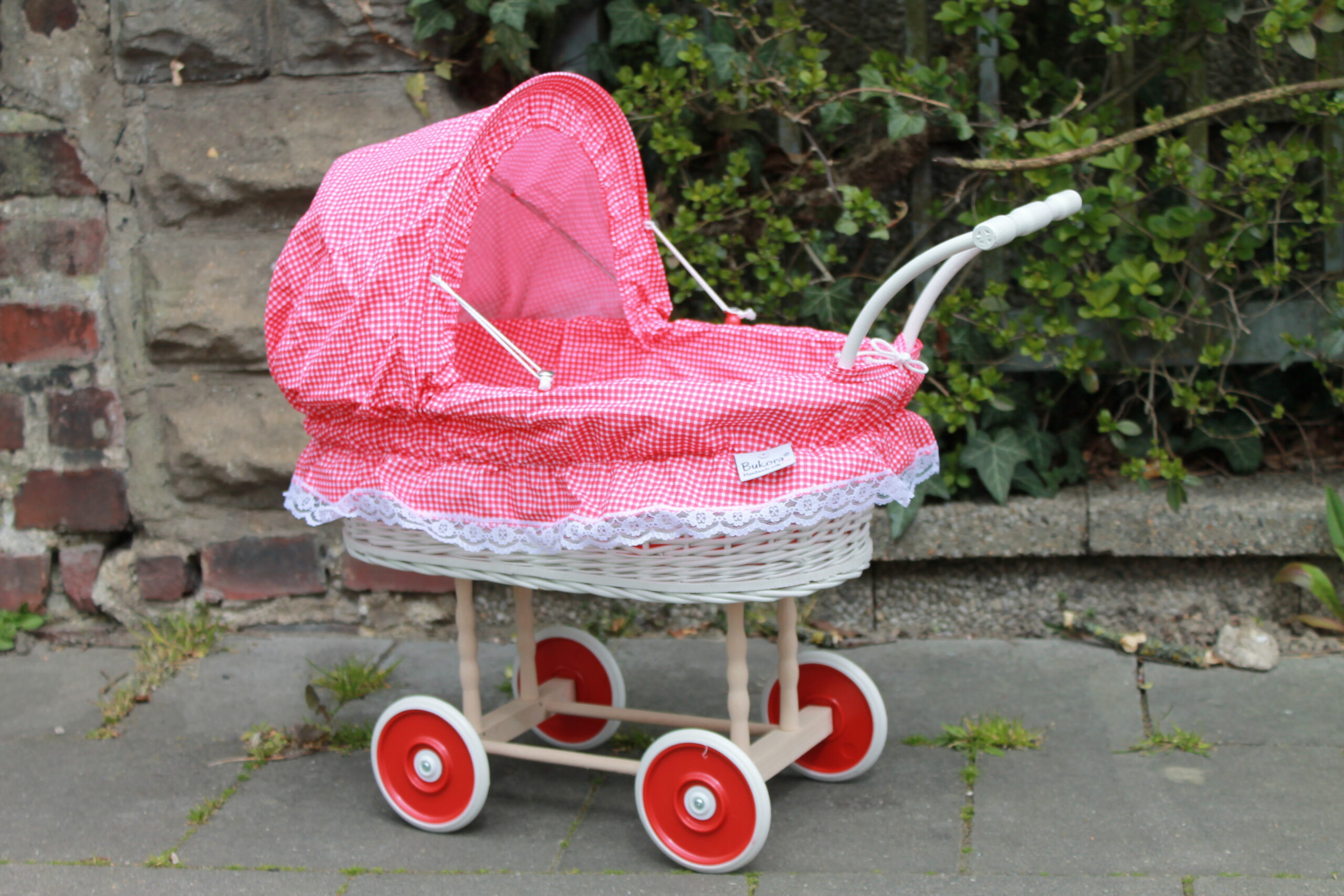 Bukora® Puppenwagen Weiß lackiert aus Weide mit Rot Weiß fein kariert und Holzgriff...extra stabil... – Bild 5