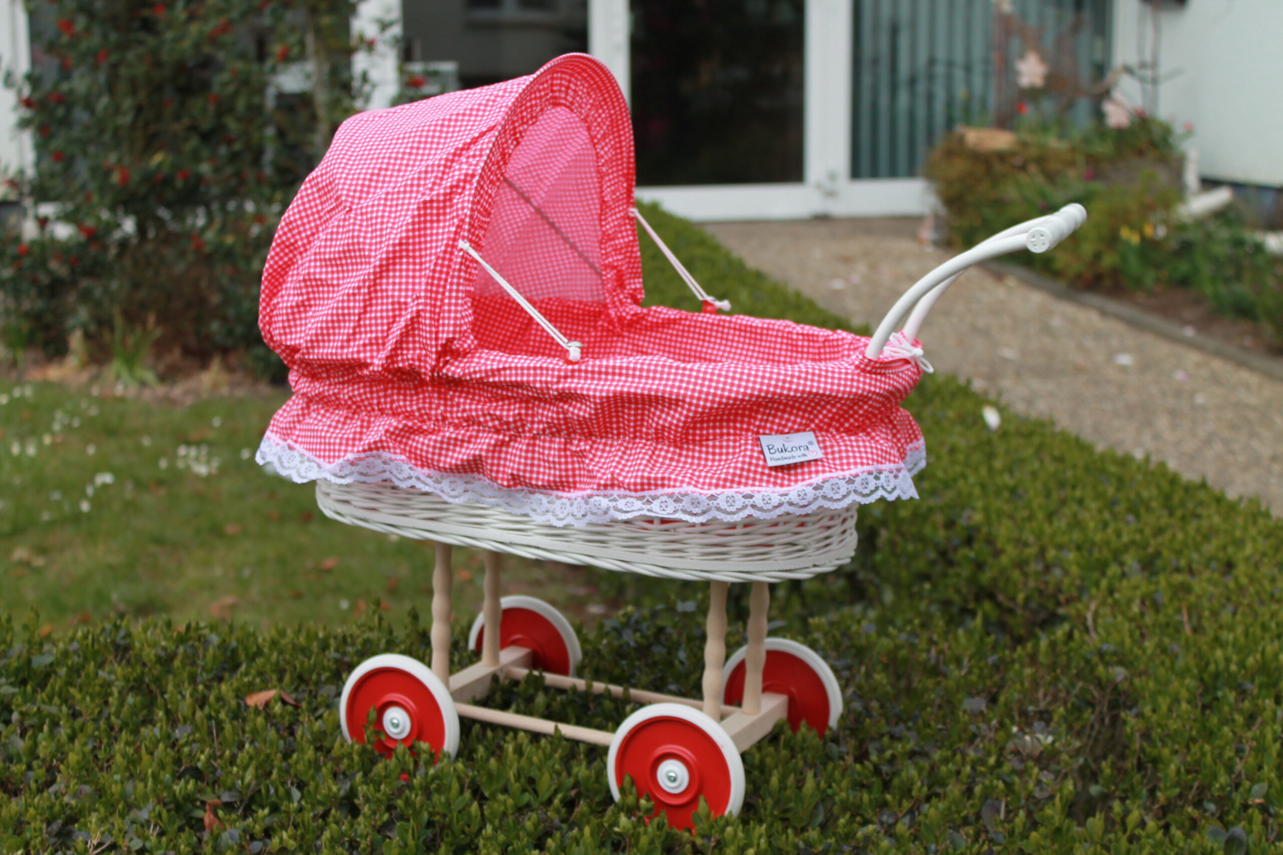 Bukora® Puppenwagen Weiß lackiert aus Weide mit Rot Weiß fein kariert und Holzgriff...extra stabil... – Bild 4