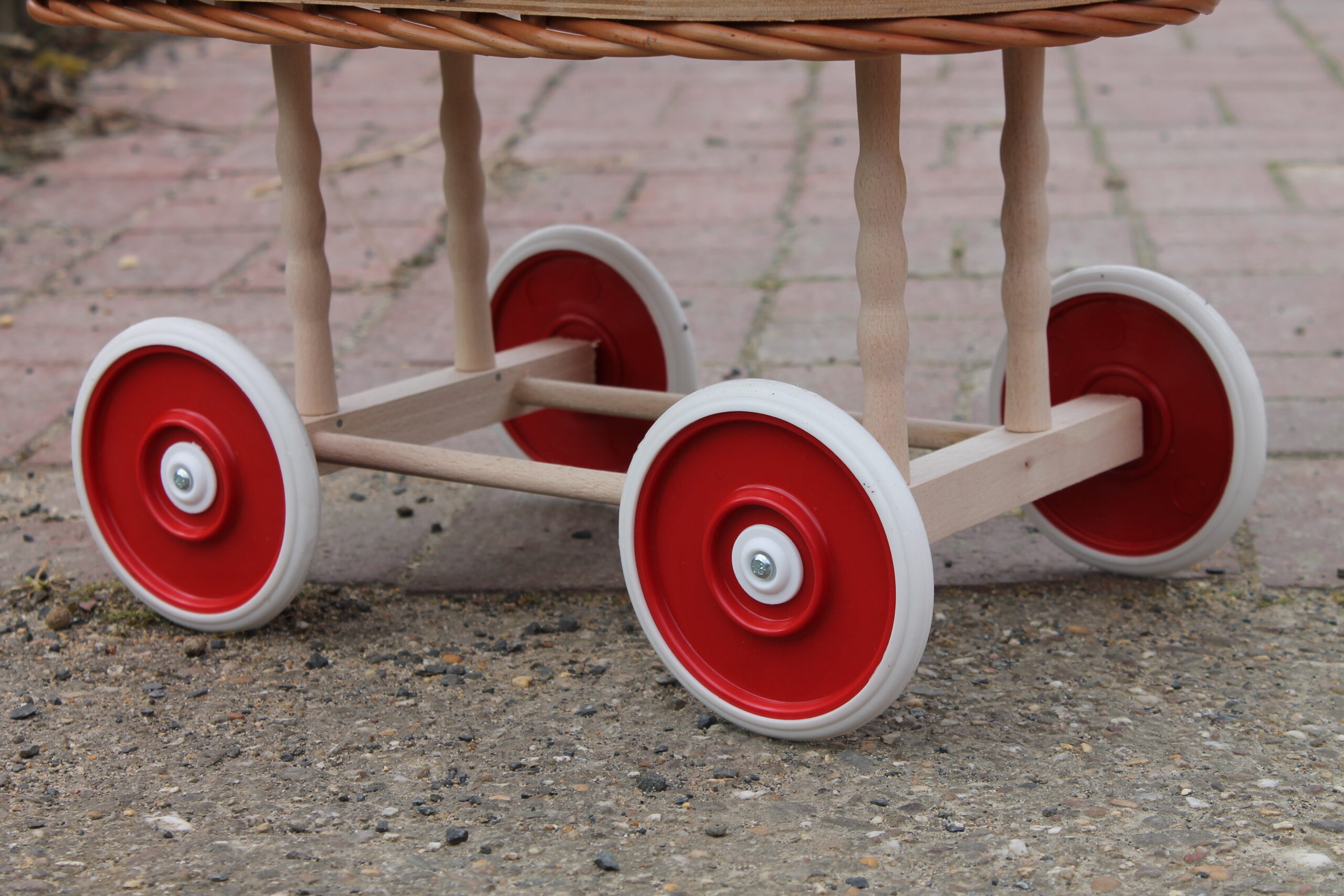 Bukora® Puppenwagen Weiß lackiert aus Weide mit Rot Weiß fein kariert und Holzgriff...extra stabil... – Bild 7