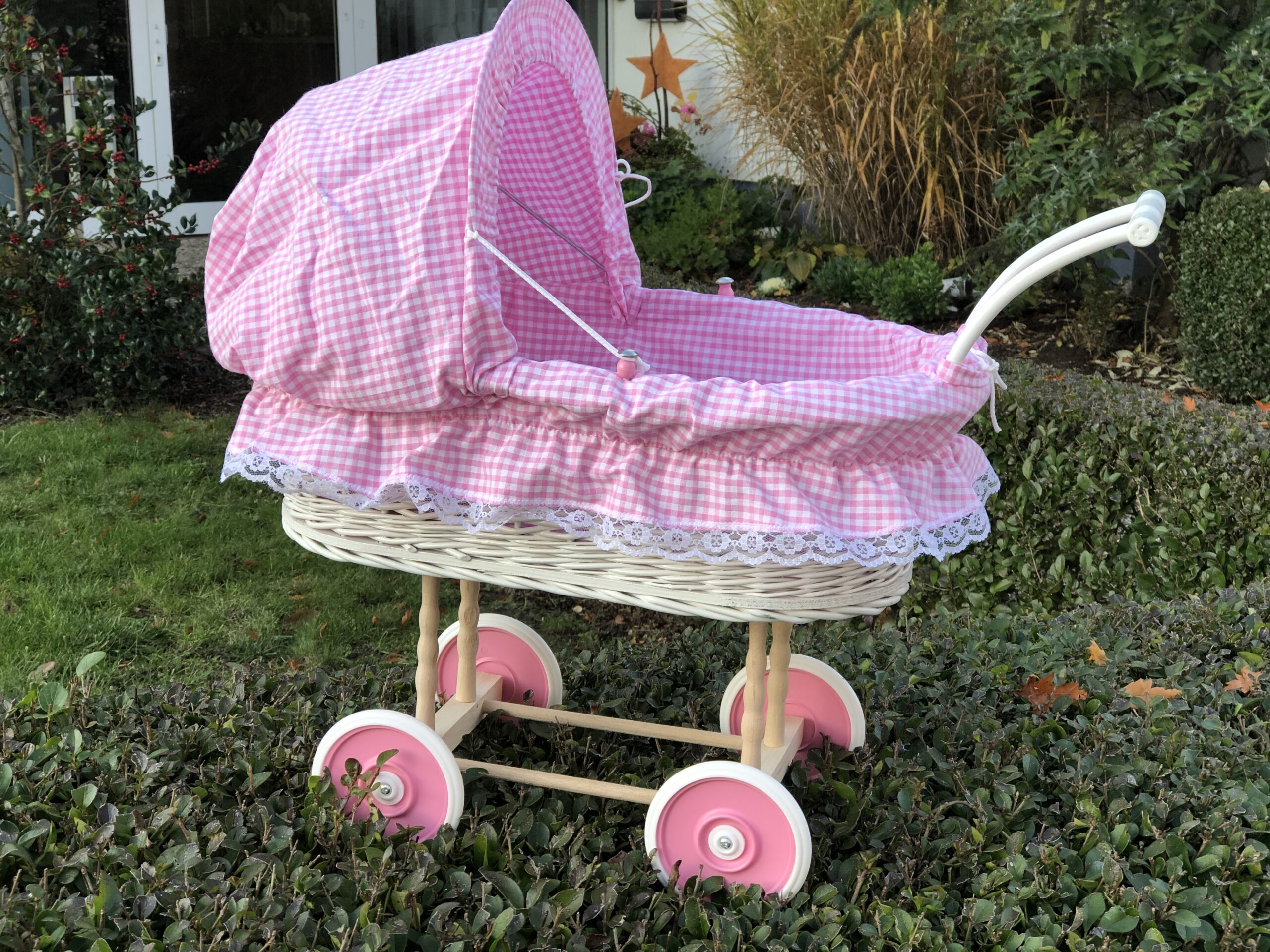 Bukora® Puppenwagen Weiß lackiert aus Weide fein Rosa kariert und Holzgriff...extra stabil... – Bild 6