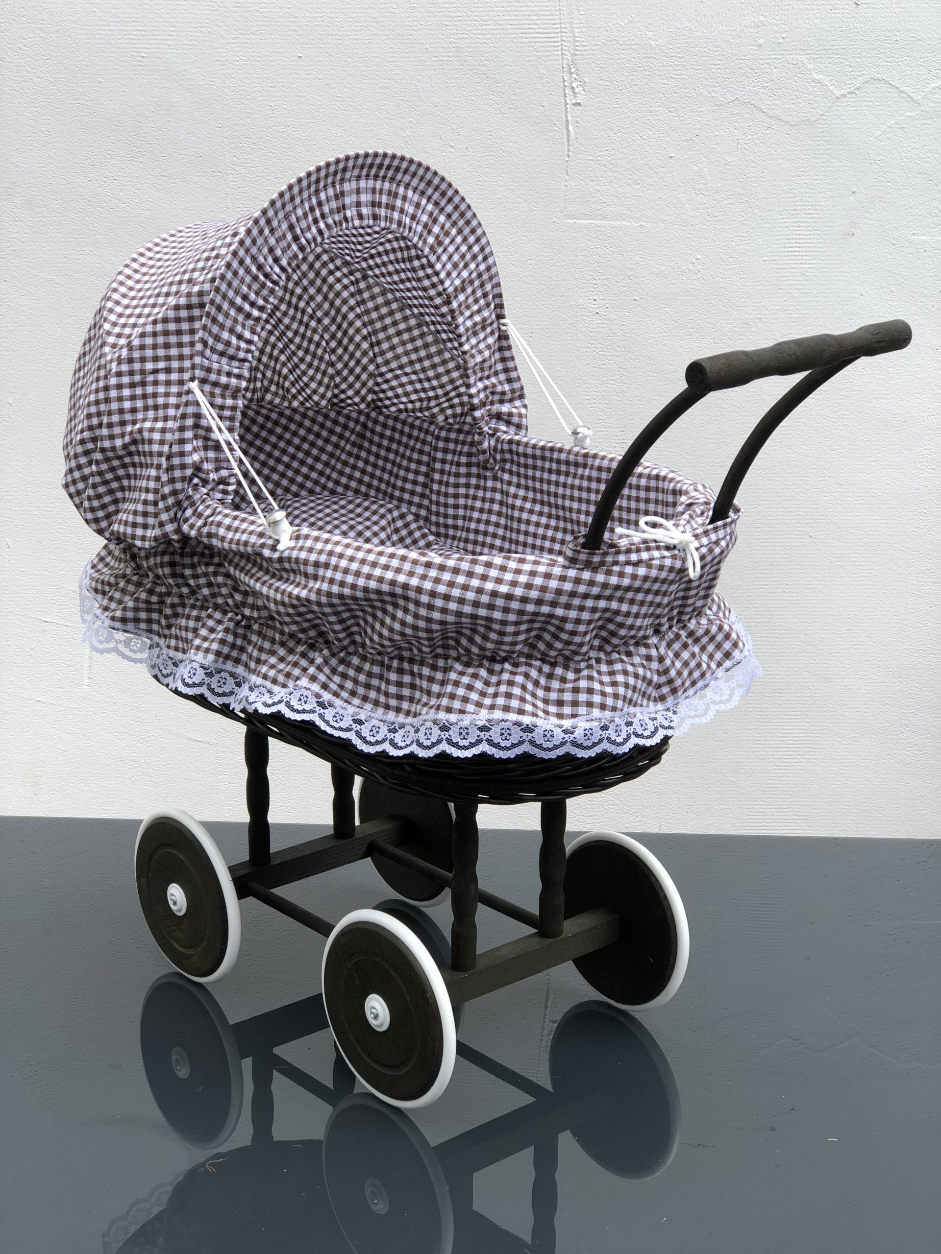 Bukora® Puppenwagen Braun gebeizt mit Holzrädern Stoff Braun kariert – Bild 6
