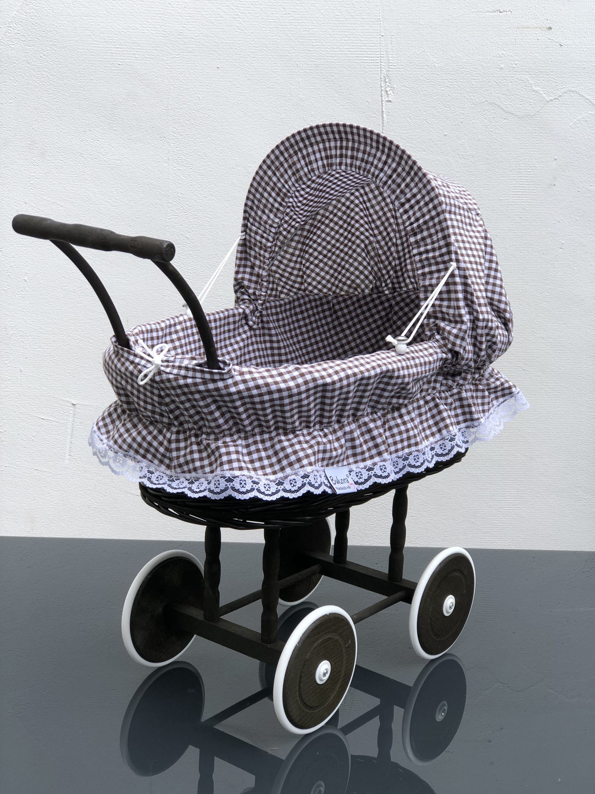 Bukora® Puppenwagen Braun gebeizt mit Holzrädern Stoff Braun kariert – Bild 5