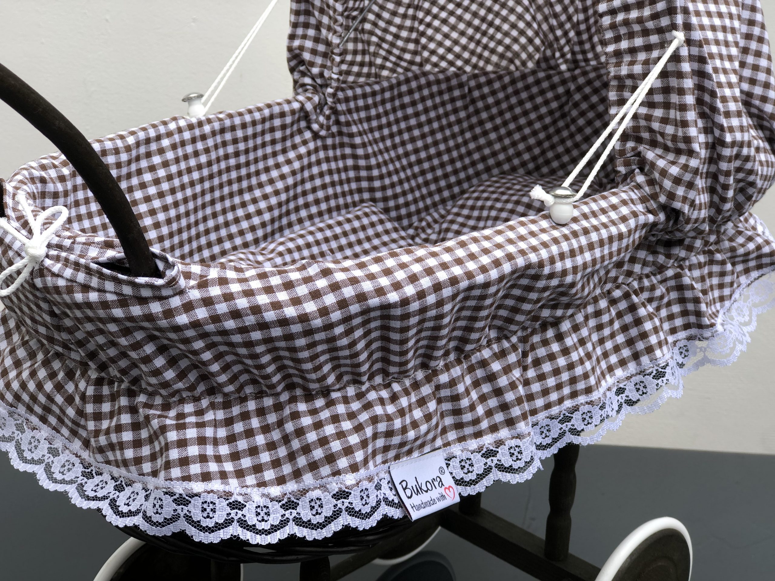 Bukora® Puppenwagen Braun gebeizt mit Holzrädern Stoff Braun kariert – Bild 9