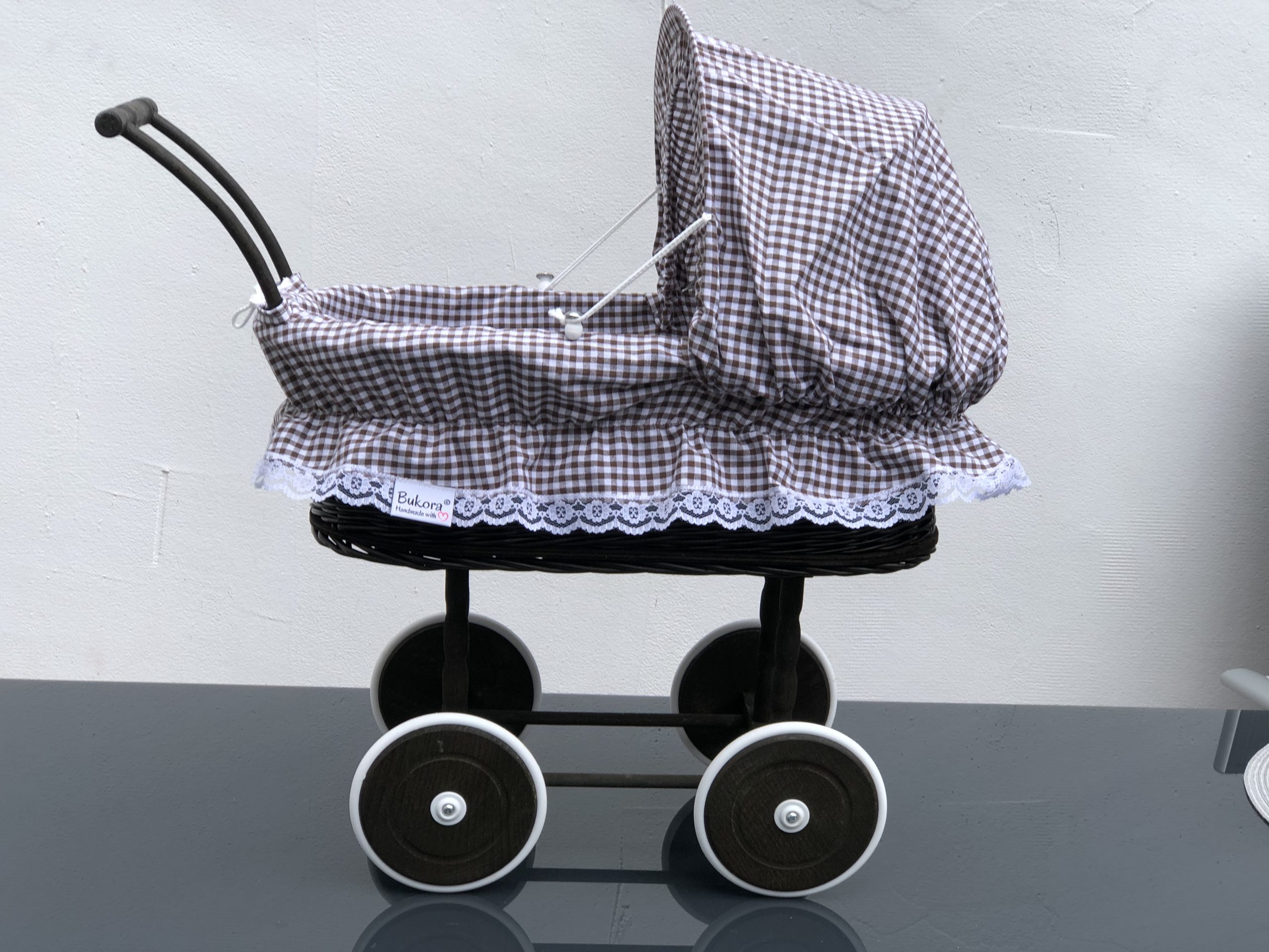 Bukora® Puppenwagen Braun gebeizt mit Holzrädern Stoff Braun kariert – Bild 10