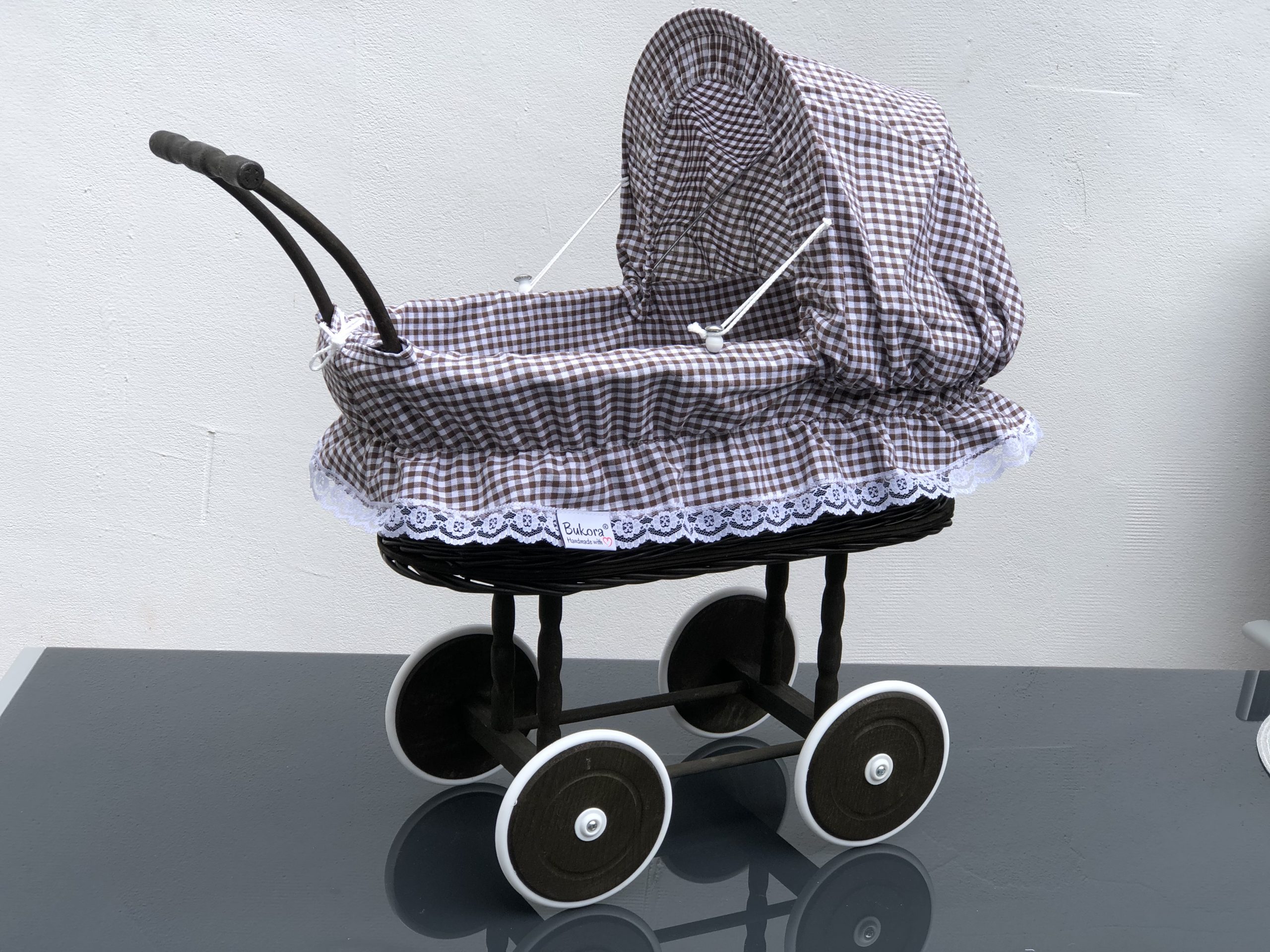 Bukora® Puppenwagen Braun gebeizt mit Holzrädern Stoff Braun kariert – Bild 3