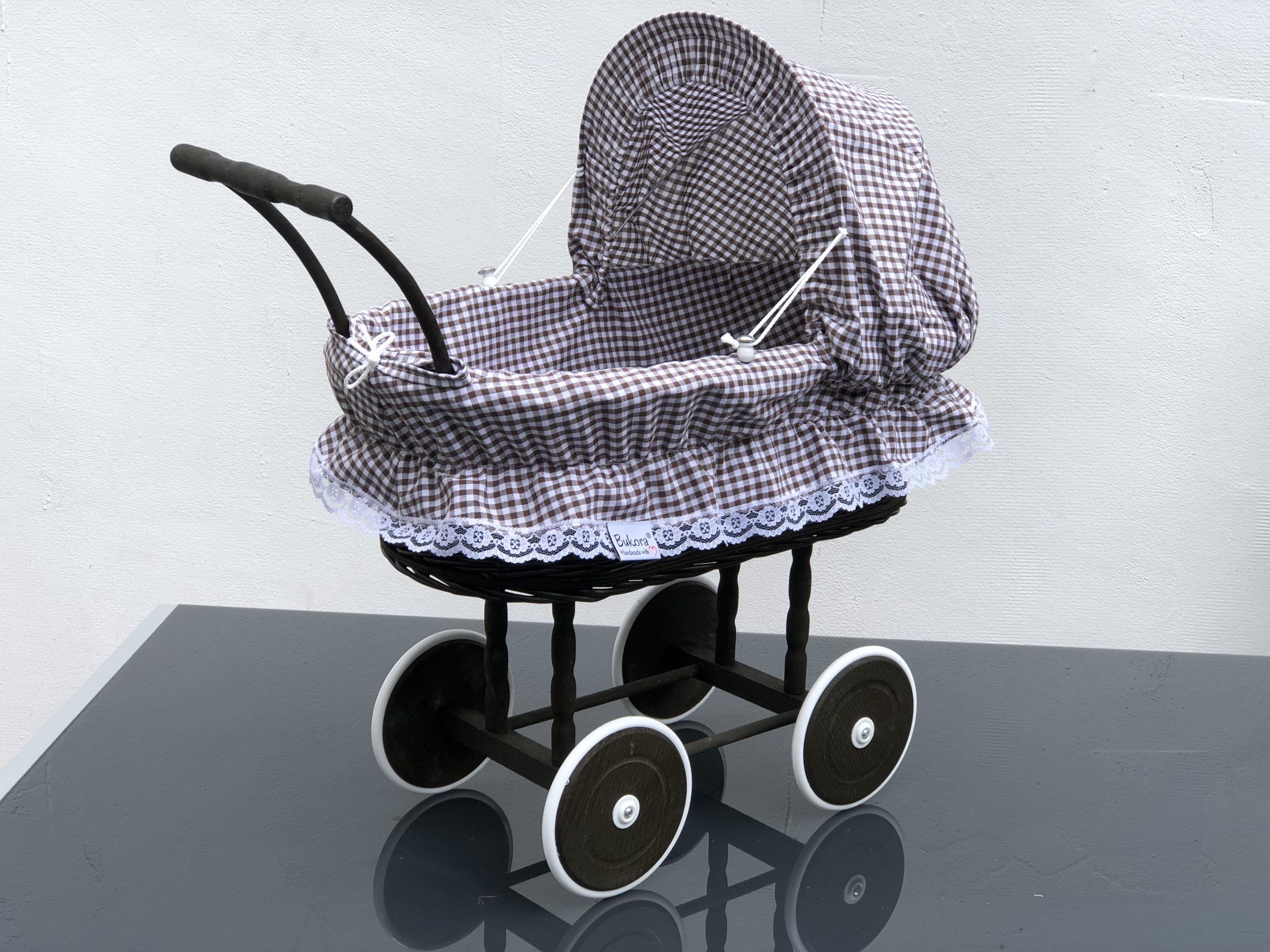 Bukora® Puppenwagen Braun gebeizt mit Holzrädern Stoff Braun kariert