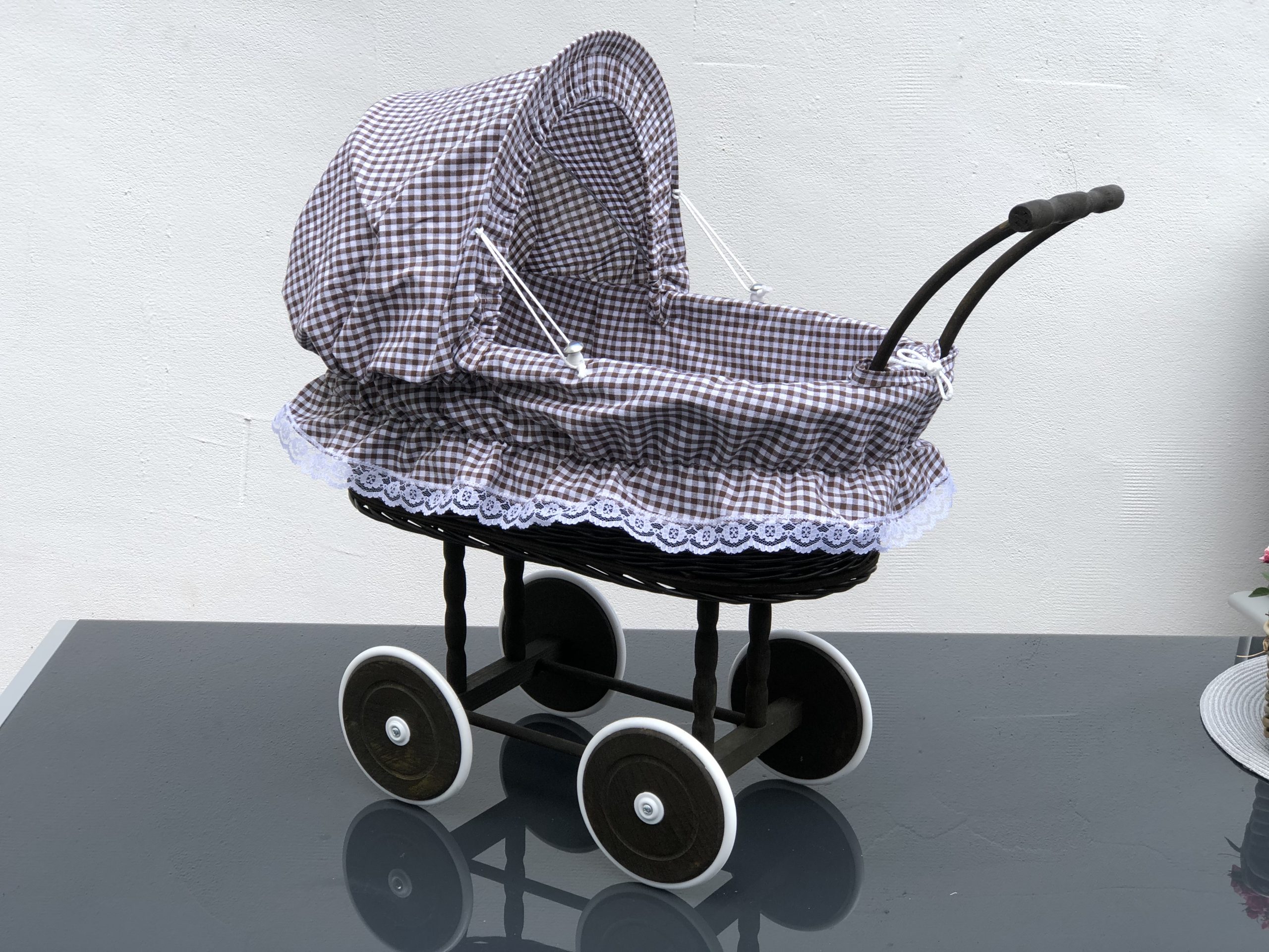 Bukora® Puppenwagen Braun gebeizt mit Holzrädern Stoff Braun kariert – Bild 2