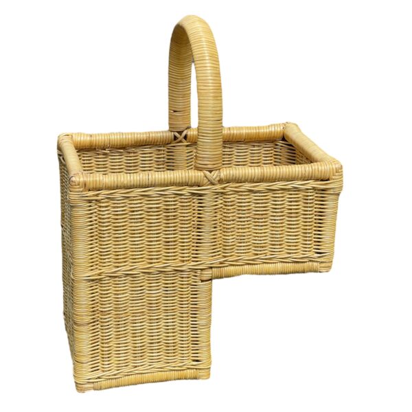 Handgeflochtener Treppenkorb aus Rattan in Honig