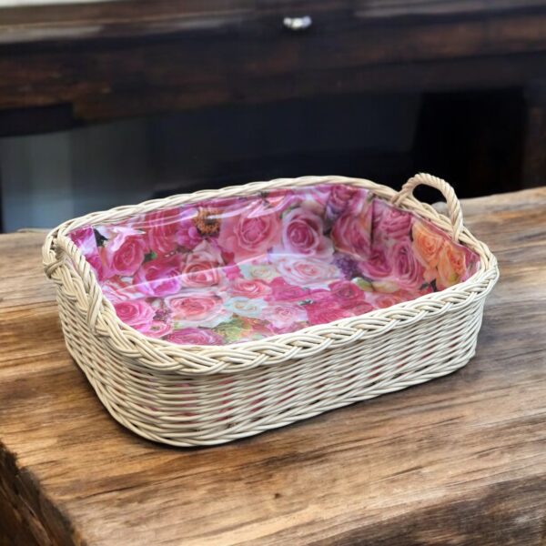 Handgefertigtes Bukora Korbtablett aus heller Weide mit Rosendesign-Stoff, schützendem Folienüberzug und stabilem Buchenholzboden.