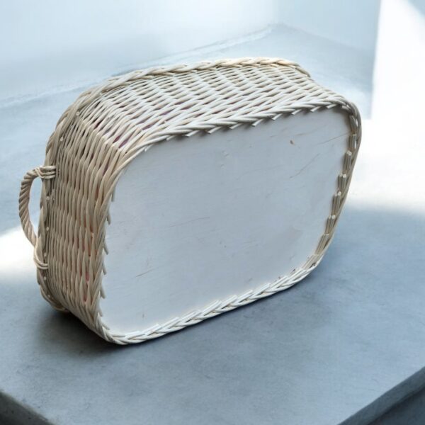 Handgefertigtes Bukora Korbtablett aus heller Weide mit Rosendesign-Stoff, schützendem Folienüberzug und stabilem Buchenholzboden.