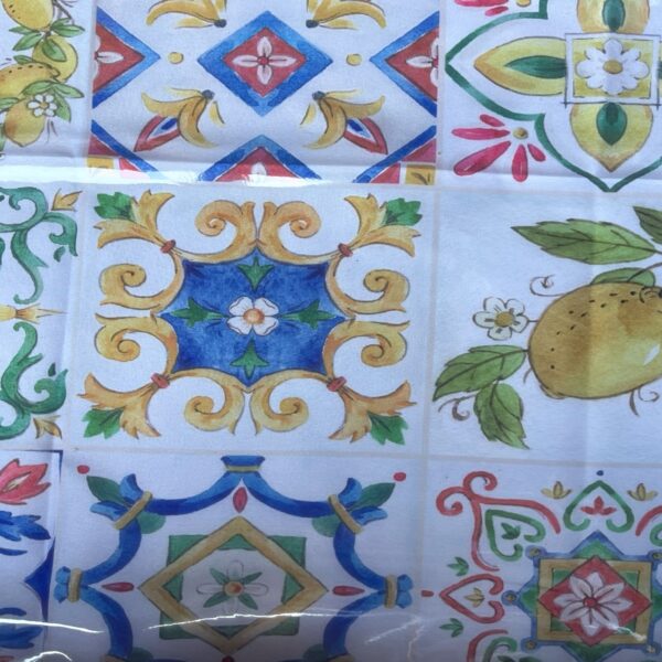 Rechteckiges, handgeflochtenes Weiden-Tablett mit Henkel, innen mit Portugiesischen Ornamentalen Stoffbezug sowie schützender Folie ausgekleidet.