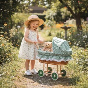 Kind schiebt Puppenwagen mit grünem Verdeck draußen