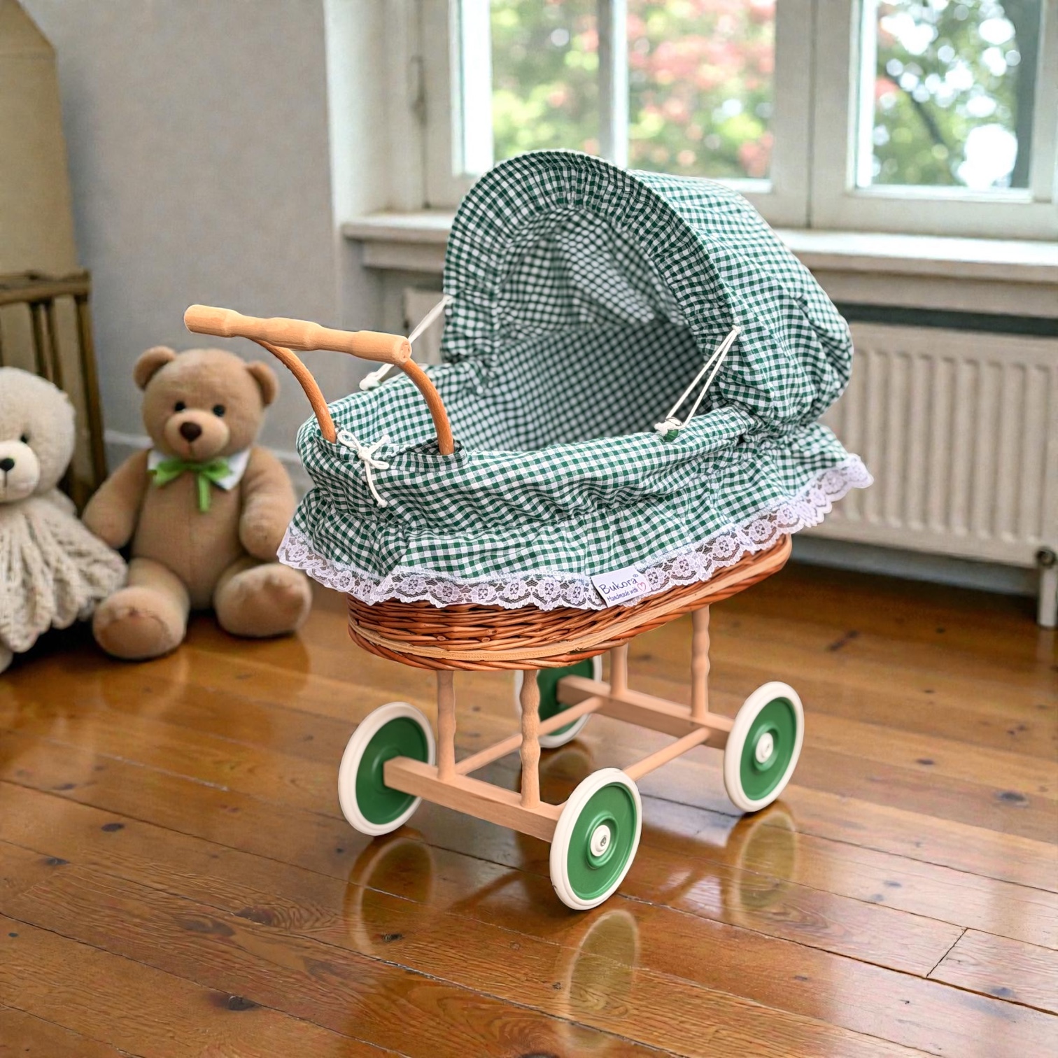 Puppenwagen aus Weide mit grün kariertem Stoff und Holzgriff im Kinderzimmer