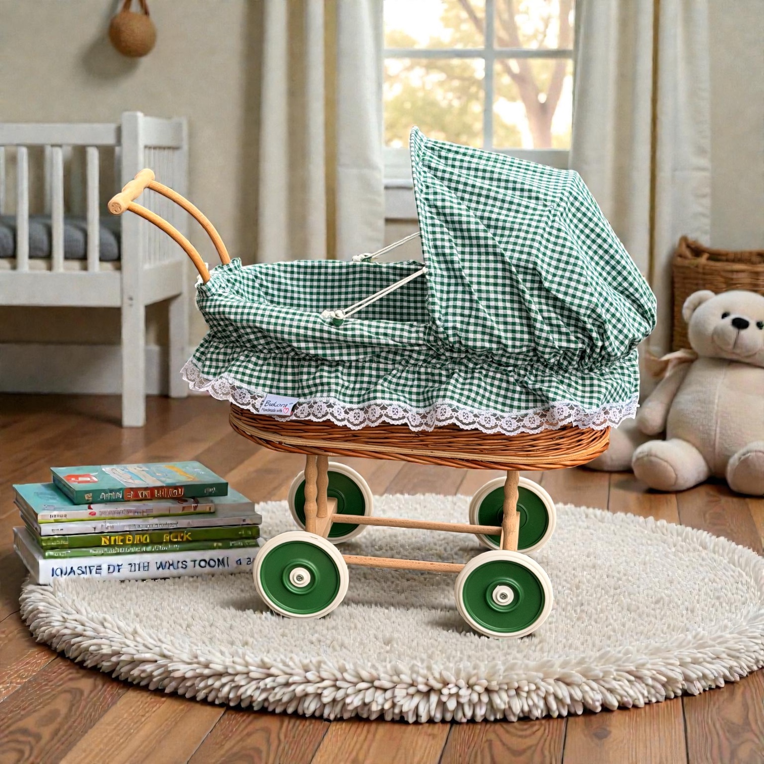 Puppenwagen aus Weide mit grün kariertem Stoff und Holzgriff im Kinderzimmer