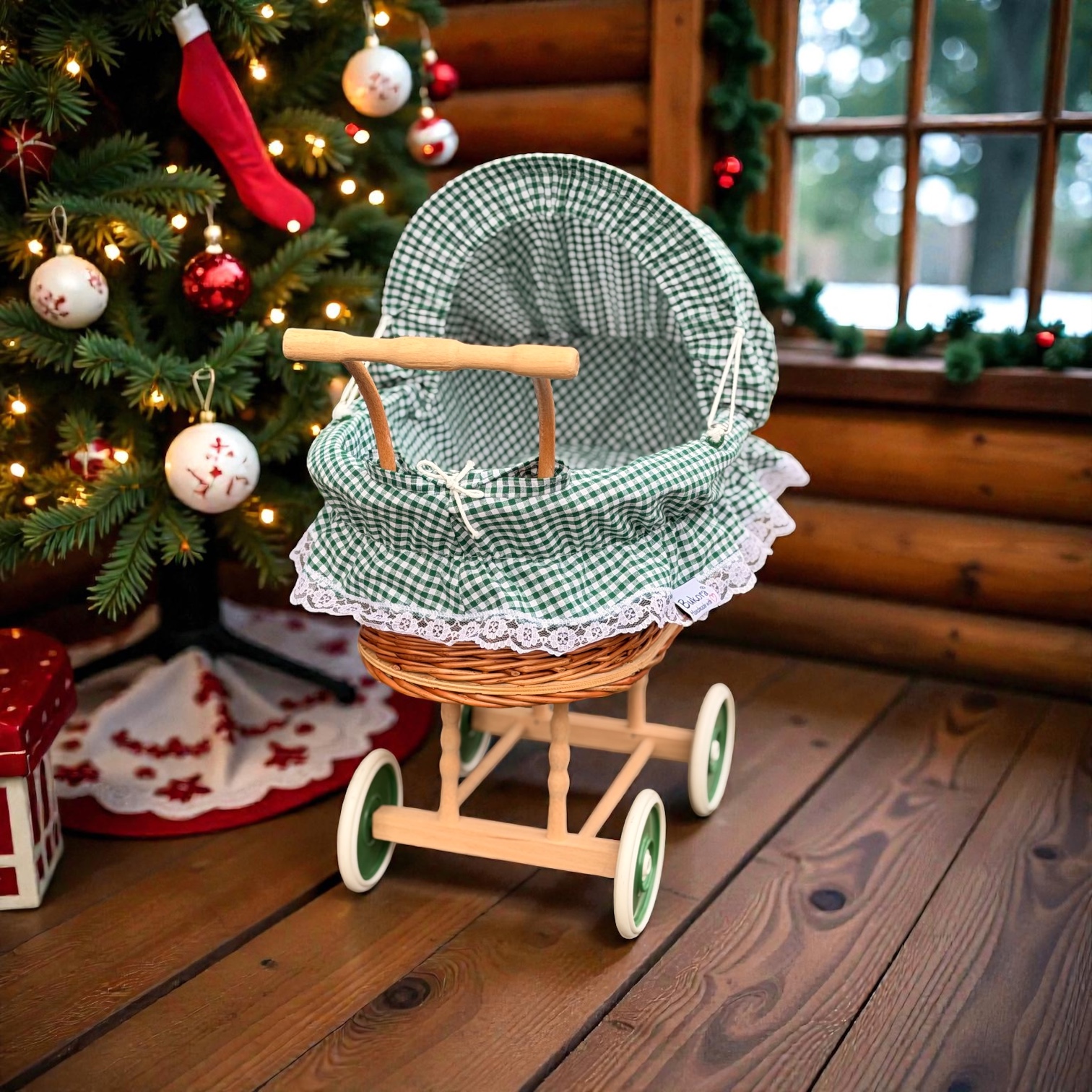 Puppenwagen aus Weide mit grünem Stoff vor Weihnachtsbaum