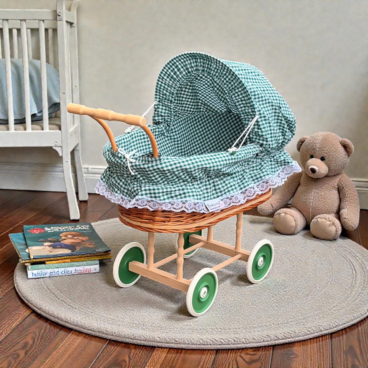 Puppenwagen aus Weide mit grün kariertem Stoff und Holzgriff im Kinderzimmer