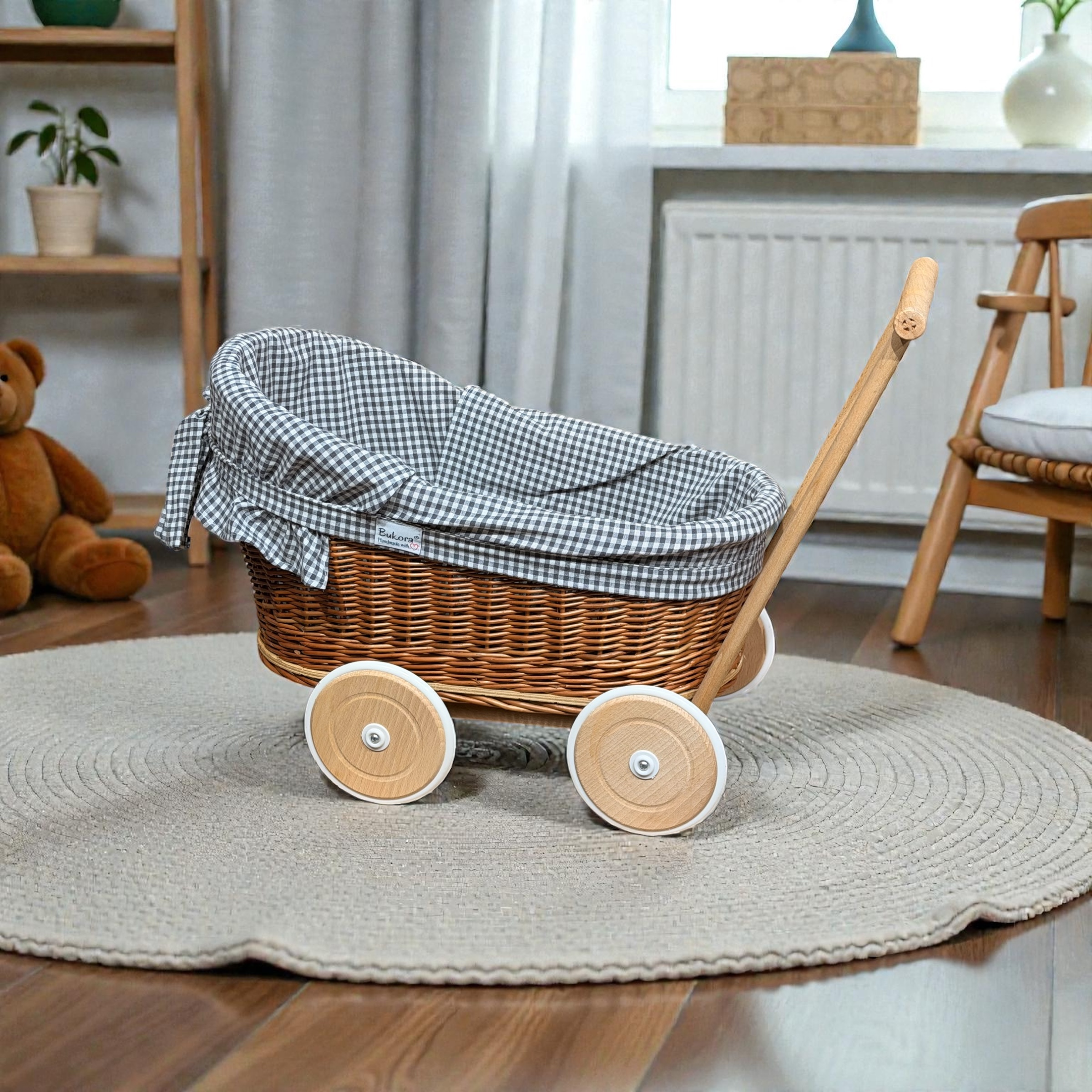 Nachhaltiger Puppenwagen aus Weide im modernen Kinderzimmer