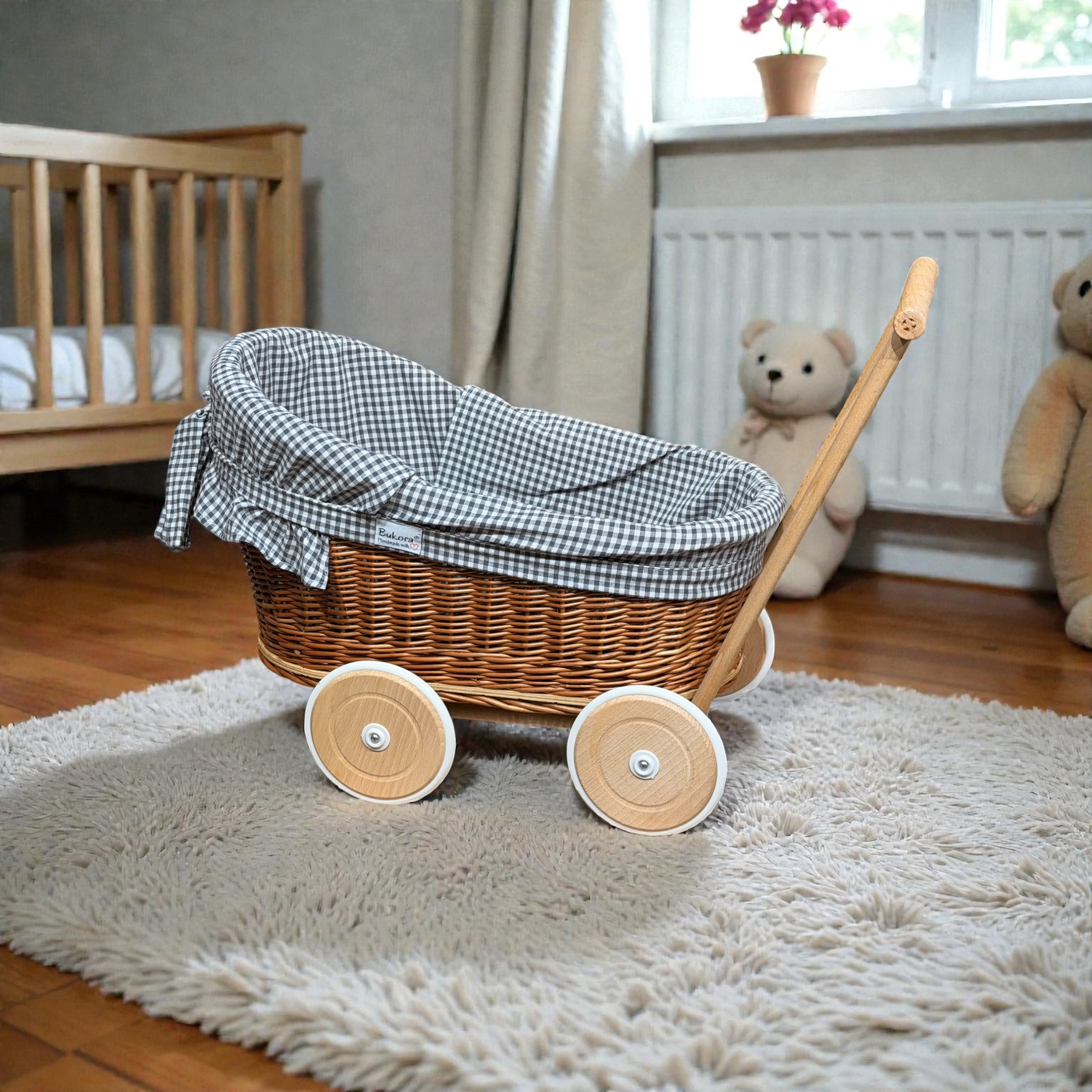Nachhaltiger Puppenwagen aus Weide im modernen Kinderzimmer