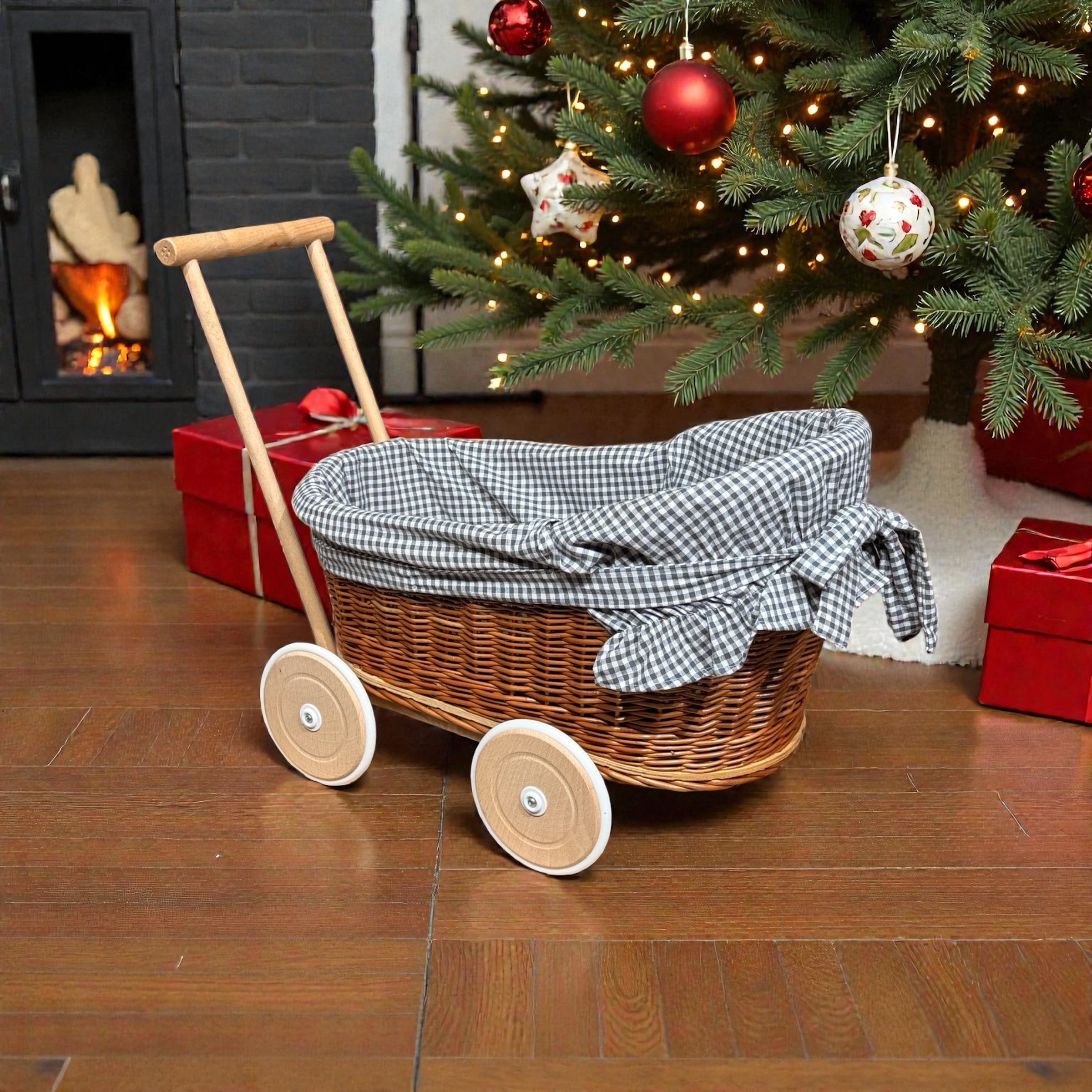 Puppenwagen aus Weide in gemütlichem Wohnambiente