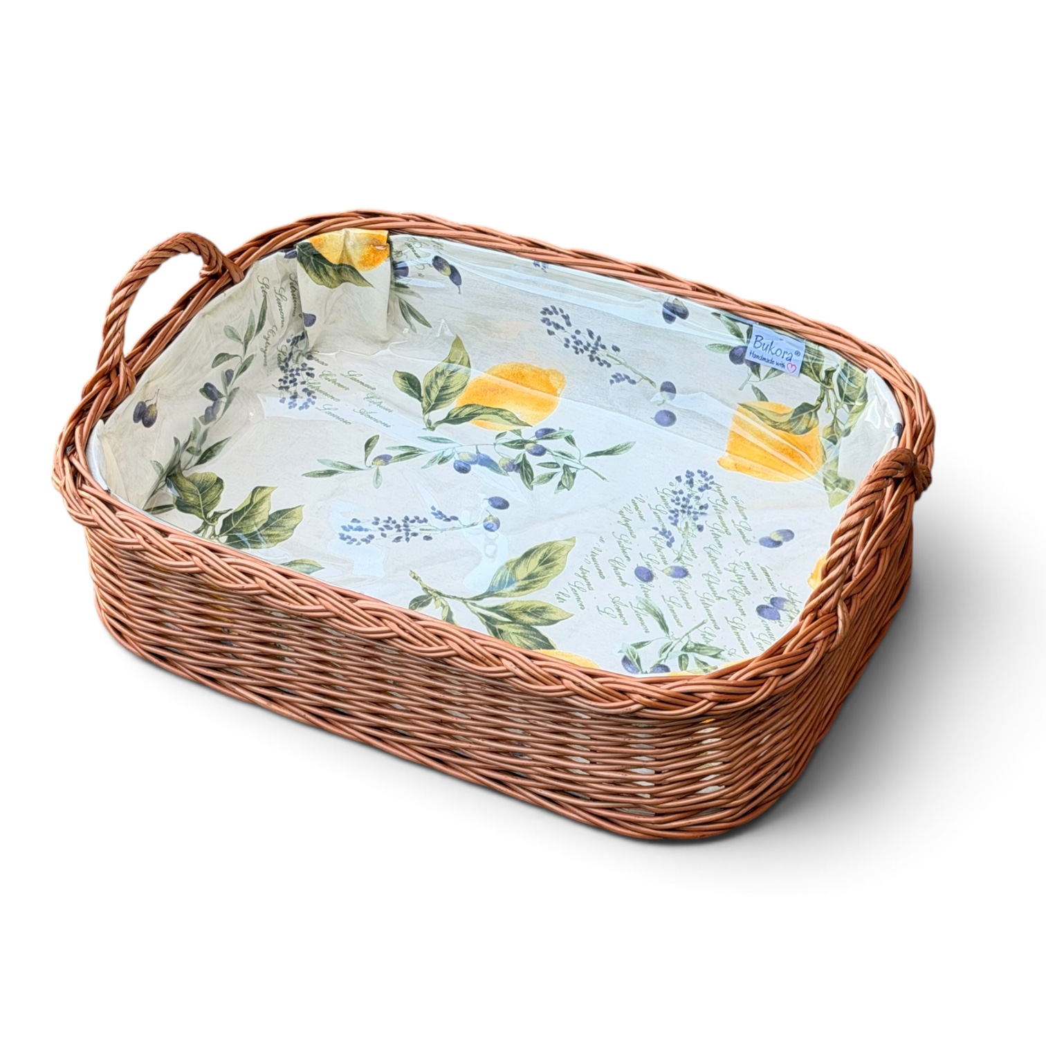 Handgeflochtenes Bukora® Serviertablett aus Naturweide mit zwei Griffen, stabilem Holzboden und fest vernähter Stoffeinlage im Zitronen- und Olivendesign.