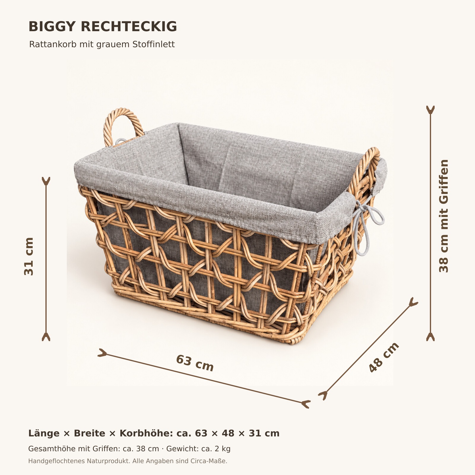 Maßbild des Rattankorbs Biggy: Länge ca. 63 cm, Breite ca. 48 cm, Korbhöhe ca. 31 cm und Gesamthöhe mit Griffen ca. 38 cm.
