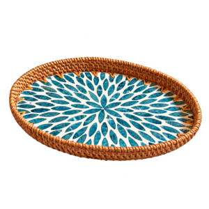Quadratisches Produktbild des ovalen Bukora-Rattantabletts aus Naturrattan mit türkisweißem Blütenmuster, vollständig sichtbar.