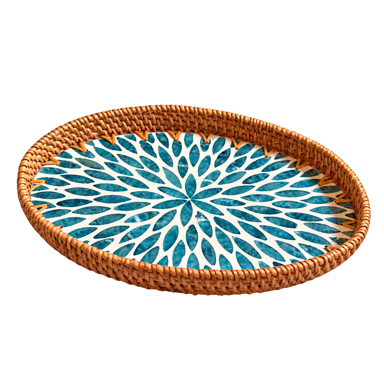 Quadratisches Produktbild des ovalen Bukora-Rattantabletts aus Naturrattan mit türkisweißem Blütenmuster, vollständig sichtbar.