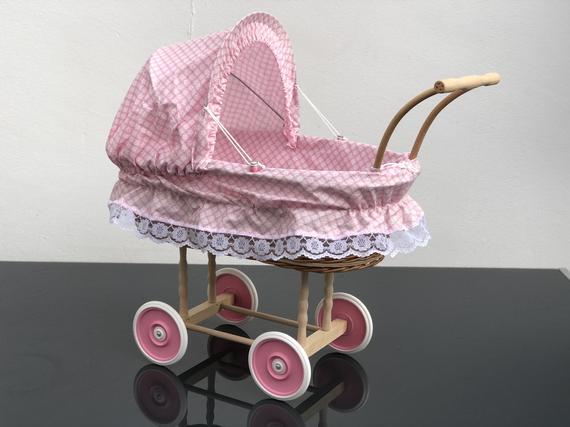 Bukora® Puppenwagen aus Weide mit Rosa geblümten Stoff aus Mathildas Welt Kollektion..