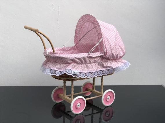 Bukora® Puppenwagen aus Weide mit Rosa geblümten Stoff aus Mathildas Welt Kollektion.. – Bild 4