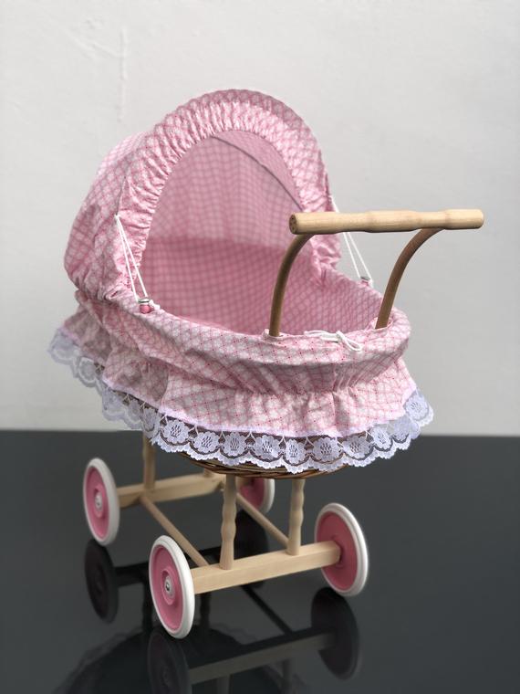 Bukora® Puppenwagen aus Weide mit Rosa geblümten Stoff aus Mathildas Welt Kollektion.. – Bild 5