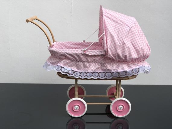 Bukora® Puppenwagen aus Weide mit Rosa geblümten Stoff aus Mathildas Welt Kollektion.. – Bild 7