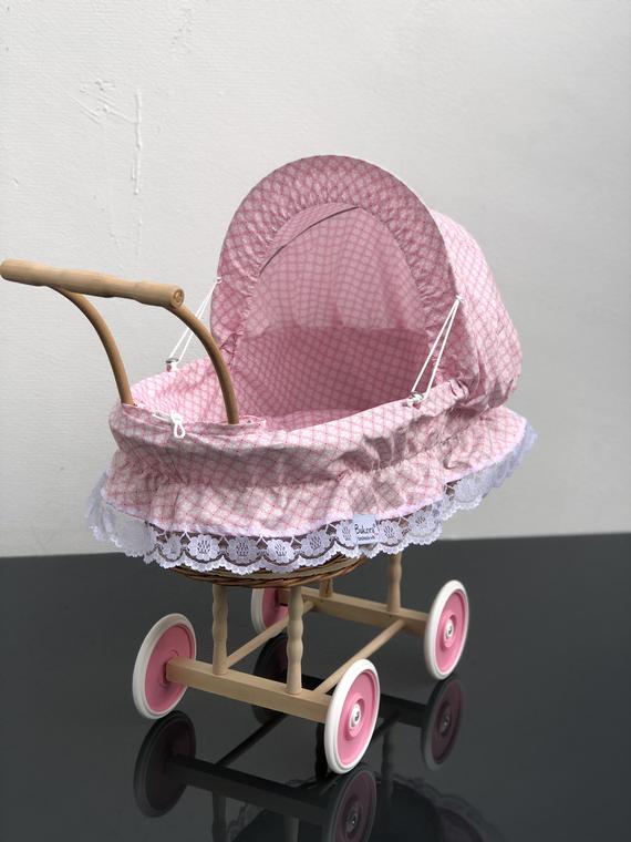 Bukora® Puppenwagen aus Weide mit Rosa geblümten Stoff aus Mathildas Welt Kollektion.. – Bild 2